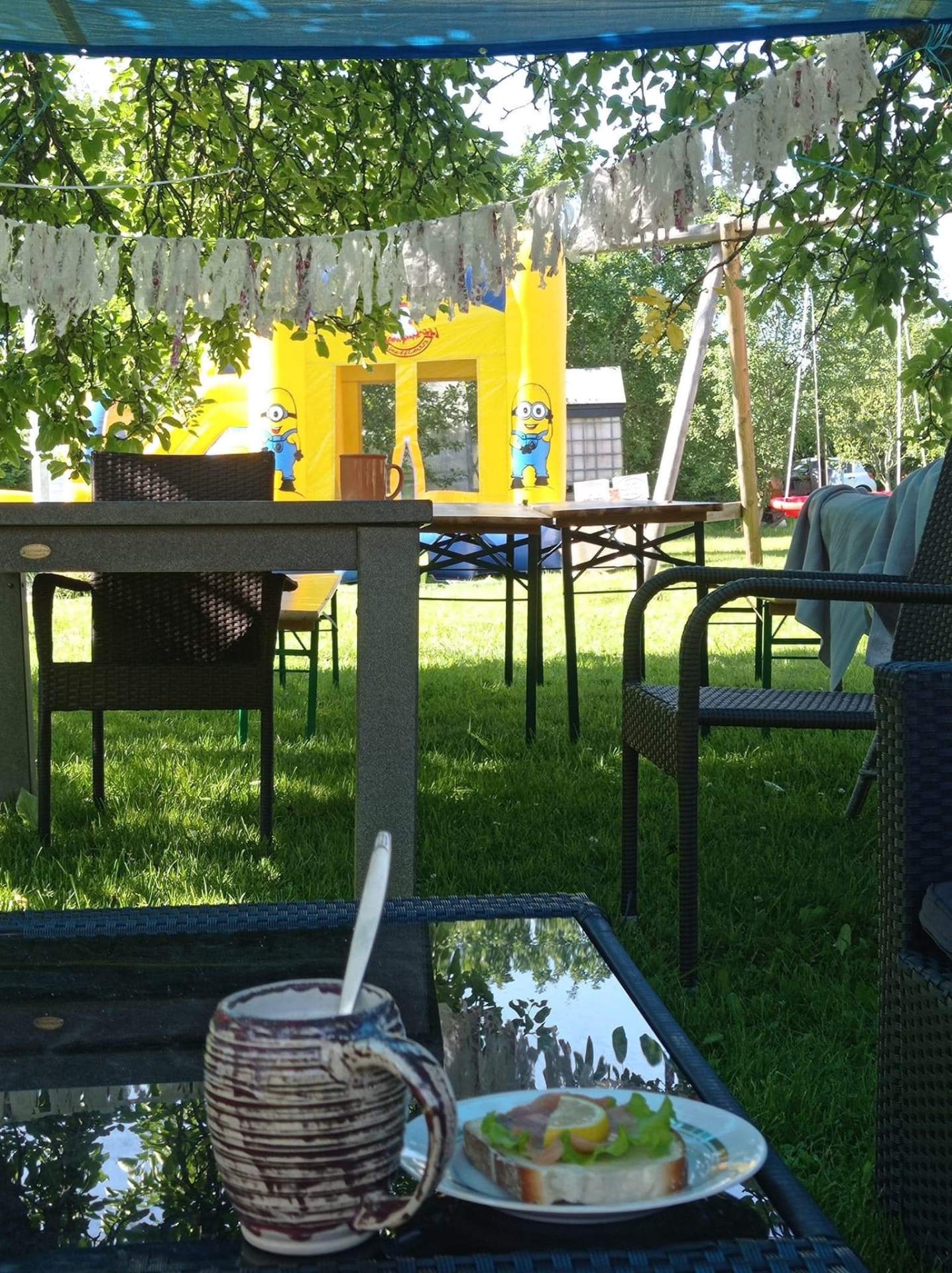 Värvilised vaasid ja kausid välimüügilaudadel